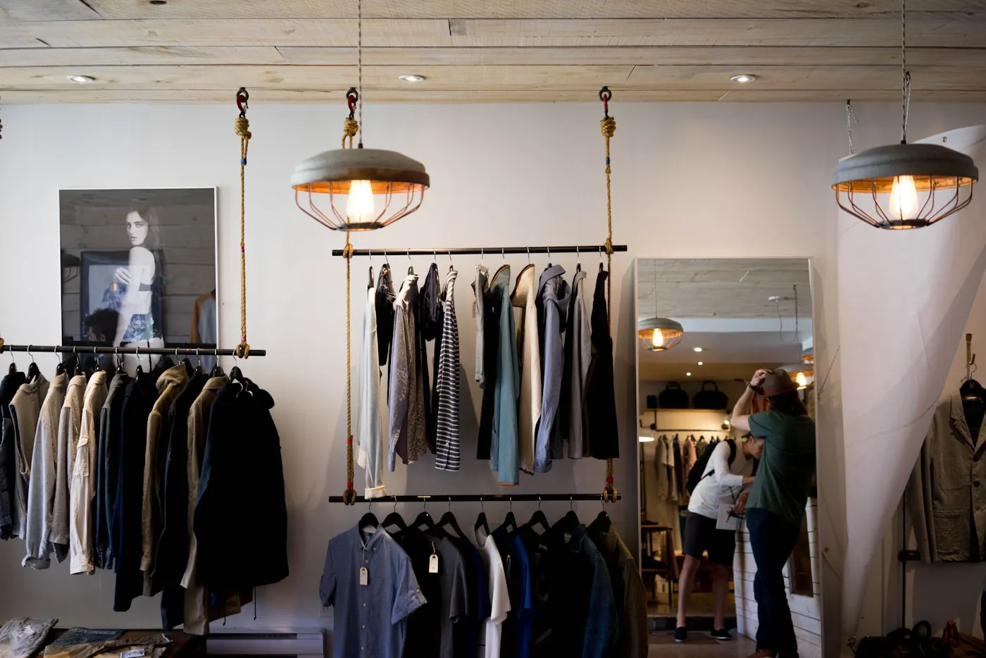 Interior del taller COBRE con prendas colgadas